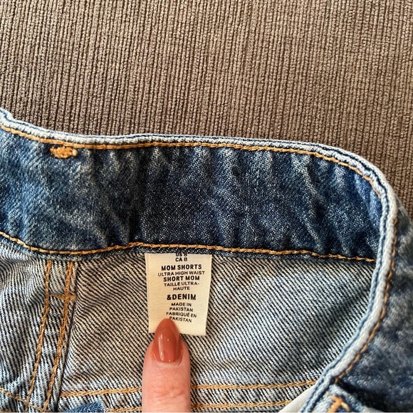 H&M Ultra High-Waist Distressed Denim Mom Shorts - Size 8 - Picture 4 of 7